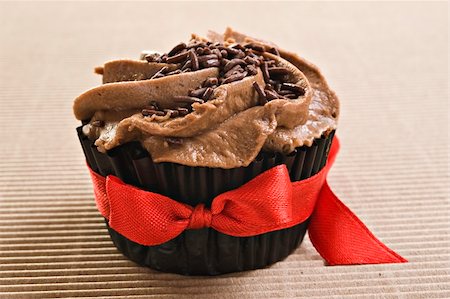 simsearch:400-07549504,k - Chocolate cupcake with red bow Photographie de stock - Aubaine LD & Abonnement, Code: 400-04862671