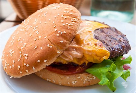 simsearch:400-04331205,k - Cheese burger - American cheese burger with fresh salad Foto de stock - Royalty-Free Super Valor e Assinatura, Número: 400-04863639
