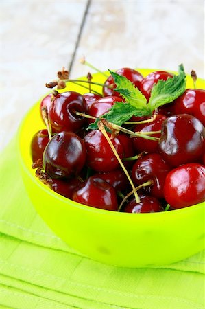 simsearch:400-08110532,k - fresh organic ripe black cherry with mint leaf Stock Photo - Budget Royalty-Free & Subscription, Code: 400-04863986