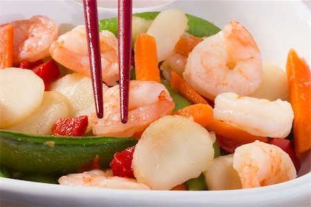 simsearch:400-05745083,k - Asian salad in a white bowl with red chopsticks. Fotografie stock - Microstock e Abbonamento, Codice: 400-04874149