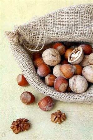simsearch:400-05265990,k - hazelnuts and walnuts in a linen bag Stock Photo - Budget Royalty-Free & Subscription, Code: 400-04874447