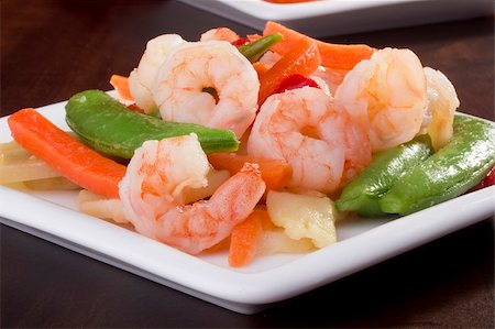 simsearch:400-05745083,k - Close-up photograph of a shrimp salad on a white plate. Fotografie stock - Microstock e Abbonamento, Codice: 400-04874591