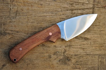 Hand made hunting knife on wooden background Foto de stock - Super Valor sin royalties y Suscripción, Código: 400-04874722