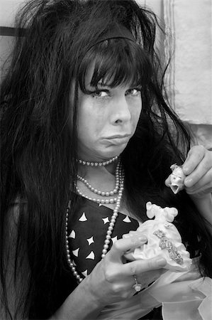 simsearch:400-04391502,k - Unhappy black-haired woman with broken doll weeps Foto de stock - Super Valor sin royalties y Suscripción, Código: 400-04875735