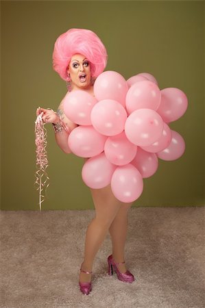 reine - Big beautiful drag queen with pink balloons over green background Photographie de stock - Aubaine LD & Abonnement, Code: 400-04875765