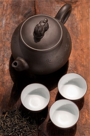 simsearch:400-06176508,k - chinese green tea traditional  pot and cups over old wood board Photographie de stock - Aubaine LD & Abonnement, Code: 400-04876194