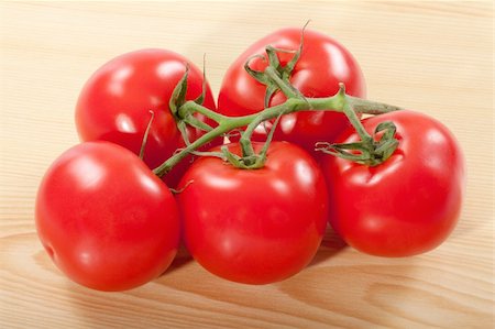 simsearch:400-06140437,k - fresh red tomatoes on a wooden table Stockbilder - Microstock & Abonnement, Bildnummer: 400-04876319