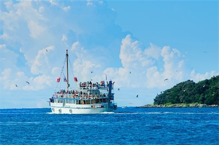 Tourists floating on white boat on the sea of Adriatic Foto de stock - Super Valor sin royalties y Suscripción, Código: 400-04876429