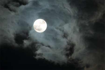 dark moon with clouds - Night Sky - Full Moon and Dark Clouds Photographie de stock - Aubaine LD & Abonnement, Code: 400-04876853