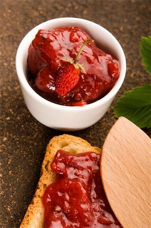 simsearch:400-05345418,k - Wild strawberry jam with toast Photographie de stock - Aubaine LD & Abonnement, Code: 400-04876894