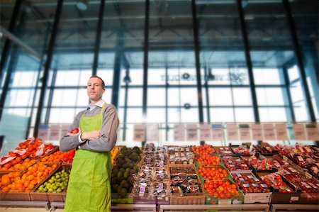 Portrait of a grocery store clkerk or owner in front of a vegetable counter Photographie de stock - Aubaine LD & Abonnement, Code: 400-04877000