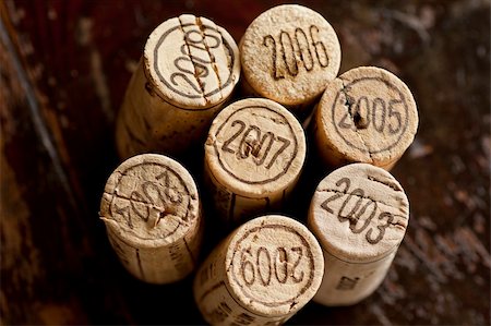 simsearch:400-05383095,k - Close up shot of a collection of generic corks from Bordeaux red wine regionClose up shot of a collection of generic corks from Bordeaux red wine region, focus on the vintage 2003-2009 Stockbilder - Microstock & Abonnement, Bildnummer: 400-04877644