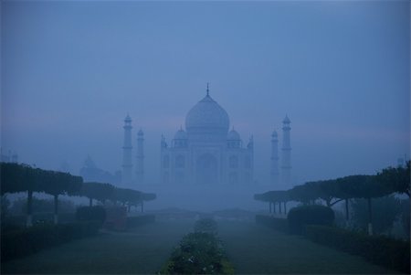 simsearch:400-05006924,k - Taj Mahal in a fog view from back side of river Photographie de stock - Aubaine LD & Abonnement, Code: 400-04877748
