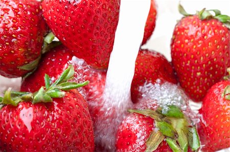 simsearch:400-05168860,k - Fresh red strawberries being washed Photographie de stock - Aubaine LD & Abonnement, Code: 400-04877906