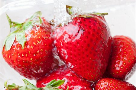 simsearch:400-04898692,k - Fresh red strawberries being washed Foto de stock - Royalty-Free Super Valor e Assinatura, Número: 400-04877908