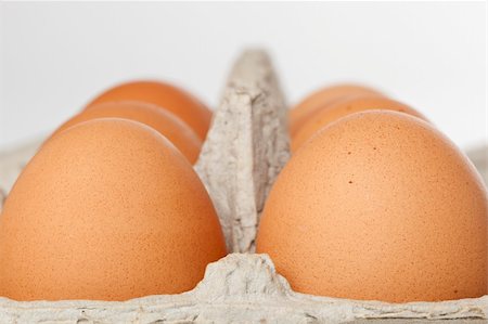 simsearch:400-04333980,k - Brown eggs in an egg carton Foto de stock - Super Valor sin royalties y Suscripción, Código: 400-04877900