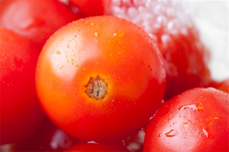 simsearch:400-08705784,k - Fresh cherry tomatoes being washed Foto de stock - Royalty-Free Super Valor e Assinatura, Número: 400-04877903