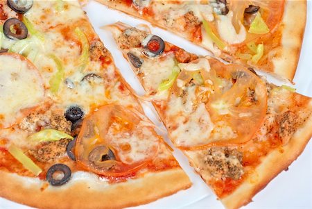 simsearch:824-07586195,k - seafood pizza closeup with salmon, shrimps, tomato, pepper, olive and mozzarella cheese on a white background Stockbilder - Microstock & Abonnement, Bildnummer: 400-04877927