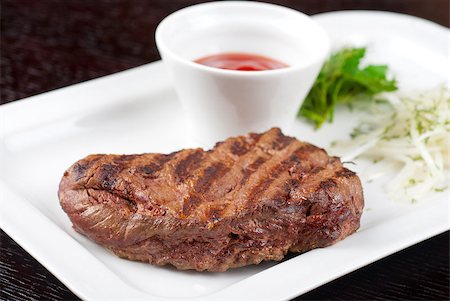 simsearch:400-06522340,k - Juicy roasted beef steak with vegetables closeup at plate Photographie de stock - Aubaine LD & Abonnement, Code: 400-04879933