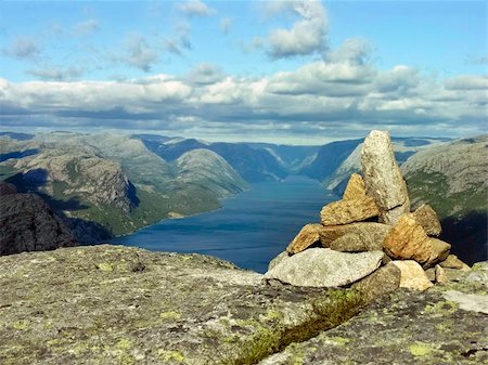 simsearch:400-05219358,k - piled of rocks atop of a Norway mountain with fjord in background Photographie de stock - Aubaine LD & Abonnement, Code: 400-04870064