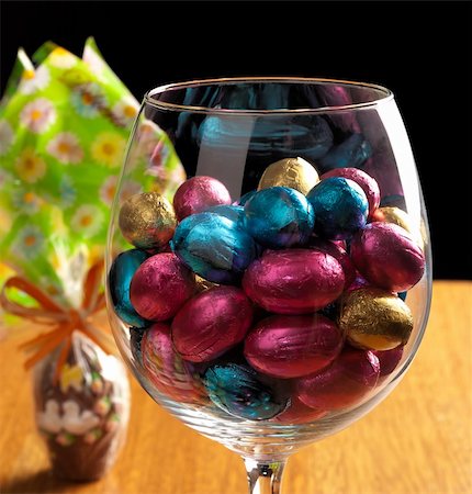 easter eggs on a wooden table with some decoration element Foto de stock - Super Valor sin royalties y Suscripción, Código: 400-04870090