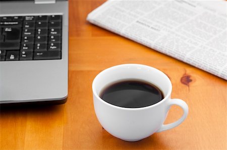 simsearch:400-04849433,k - White cup of coffee with laptop and newspaper on a desk Photographie de stock - Aubaine LD & Abonnement, Code: 400-04870244