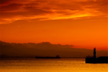 A golden sunset over the bay of Gibraltar taken from Gibraltar looking towards Spain. Foto de stock - Super Valor sin royalties y Suscripción, Código: 400-04870440