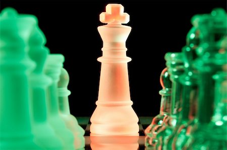 simsearch:400-04383941,k - red king and rows of green glass chess pieces is standing on board in dark Photographie de stock - Aubaine LD & Abonnement, Code: 400-04870697