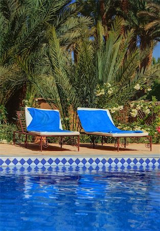 resort outdoor bed - two deckchairs on the edge of pool Photographie de stock - Aubaine LD & Abonnement, Code: 400-04870733