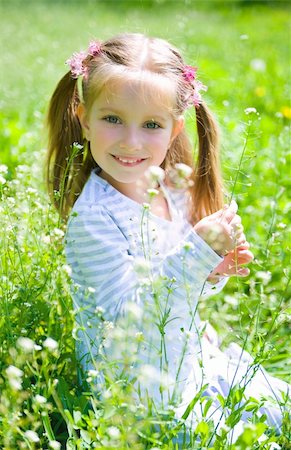 simsearch:400-04399399,k - Cute little girl  on the meadow in spring day Foto de stock - Super Valor sin royalties y Suscripción, Código: 400-04870775