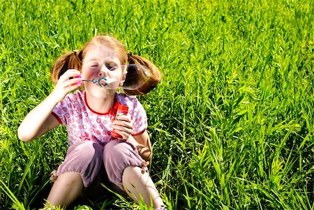 Little girl blowing bubbles on a meadow. Sunny summer day. Foto de stock - Super Valor sin royalties y Suscripción, Código: 400-04872177