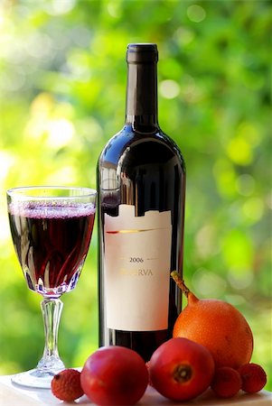 Bottle and glass of red wine and fruits. Photographie de stock - Aubaine LD & Abonnement, Code: 400-04872234
