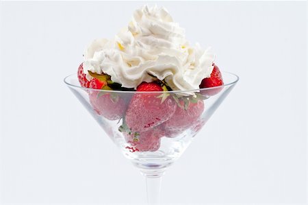 simsearch:400-08196051,k - Strawberries with creme in a cup isolated on white background Foto de stock - Royalty-Free Super Valor e Assinatura, Número: 400-04872942