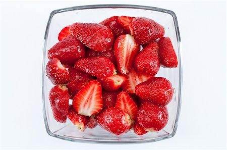 simsearch:400-06140437,k - Strawberries in a bowl isolated on white background Stockbilder - Microstock & Abonnement, Bildnummer: 400-04872943