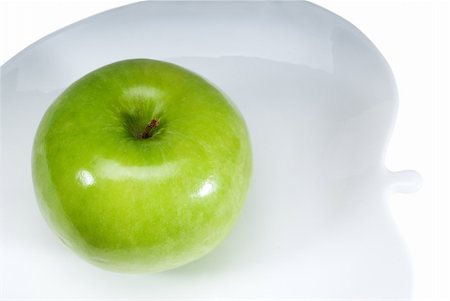 simsearch:400-04266693,k - green apple on a white plate Foto de stock - Super Valor sin royalties y Suscripción, Código: 400-04873177