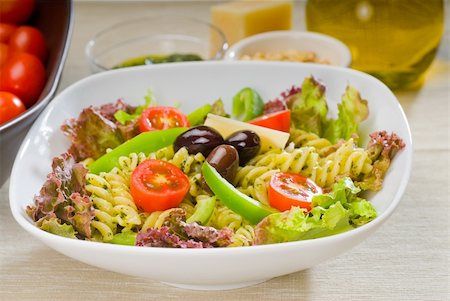 simsearch:400-06076521,k - fresh healthy homemade italian fusilli pasta salad with parmesan cheese,pachino cherry tomatoes, black olives and mix vegetables ,dressed with extra-virgin olive oil and pesto sauce Stockbilder - Microstock & Abonnement, Bildnummer: 400-04873219