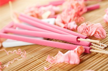 simsearch:400-04715832,k - Spa treatment in bright pink and white palette, petals, and arotatizirovannye sticks on a wooden bamboo rug Fotografie stock - Microstock e Abbonamento, Codice: 400-04873473