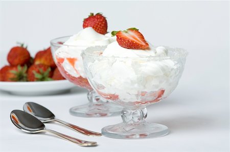 simsearch:400-08196051,k - Dessert with cream and strawberries in portion bowl Foto de stock - Royalty-Free Super Valor e Assinatura, Número: 400-04873595