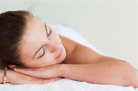 Close up of a young brunette lying on a massage table in spa Foto de stock - Super Valor sin royalties y Suscripción, Código: 400-04884137