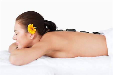 simsearch:400-04881816,k - Schöne Frau mit einen Massage mit heißen Steinen vor einem weißen Hintergrund Stockbilder - Microstock & Abonnement, Bildnummer: 400-04884153