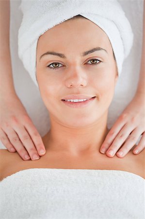 simsearch:400-03951218,k - Young woman having a shoulder massage in a spa Foto de stock - Royalty-Free Super Valor e Assinatura, Número: 400-04884190