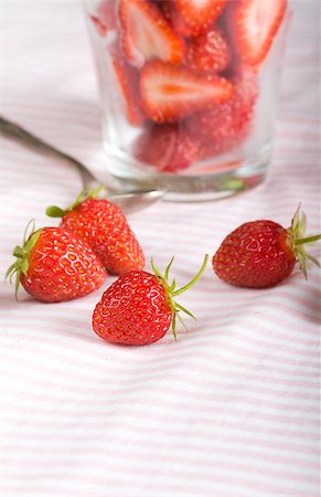 simsearch:400-08196051,k - Strawberries and dessert with cream in glass Foto de stock - Royalty-Free Super Valor e Assinatura, Número: 400-04884861