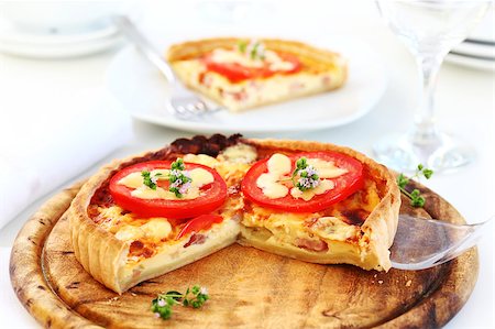 simsearch:400-07330502,k - Tradition French bacon quiche with onion, tomato and cheese Photographie de stock - Aubaine LD & Abonnement, Code: 400-04885095