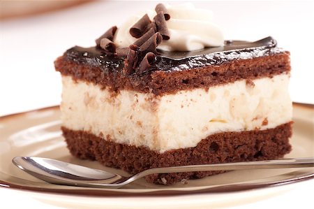 simsearch:400-05314546,k - Piece of chocolate cream cake, on a plate Foto de stock - Super Valor sin royalties y Suscripción, Código: 400-04885118