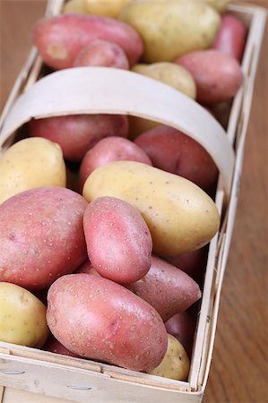 simsearch:400-04709478,k - Red and white organic potatoes in a basket. Shallow dof Foto de stock - Super Valor sin royalties y Suscripción, Código: 400-04885129