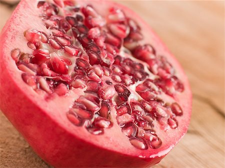 simsearch:400-04403906,k - Halved Fresh Pomegranate Foto de stock - Super Valor sin royalties y Suscripción, Código: 400-04885537