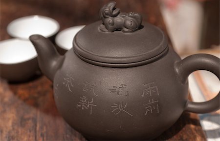 simsearch:400-06176508,k - chinese green tea traditional  pot and cups over old wood board Photographie de stock - Aubaine LD & Abonnement, Code: 400-04885854