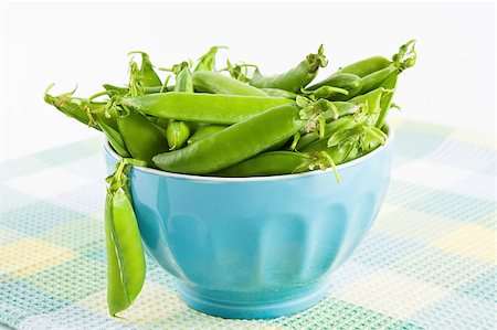 Pods green sweet organic peas in blue bowl Fotografie stock - Microstock e Abbonamento, Codice: 400-04886374