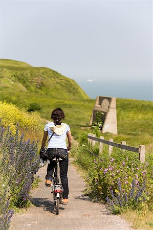 Woman in holidays cycling around Dover, UK Stockbilder - Microstock & Abonnement, Bildnummer: 400-04886504