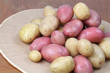 Red and white organic potatoes on a straw mat. Shallow dof Stock Photo - Budget Royalty-Free & Subscription, Code: 400-04886551
